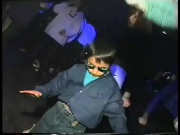 Мальчик танцует в клубе гиф