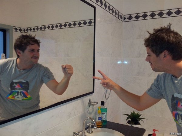 Мужик в зеркале Мем