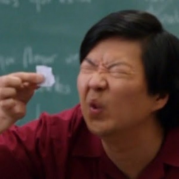 Джеки Чан щурится