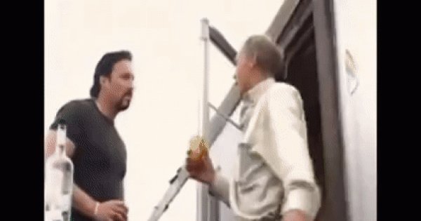 Мужчина падает с лестницы gif