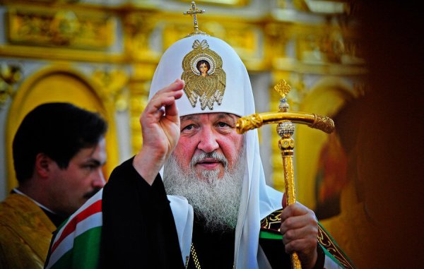 Поп крестит