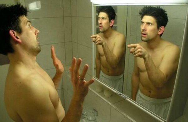 Человек пкредзеркало