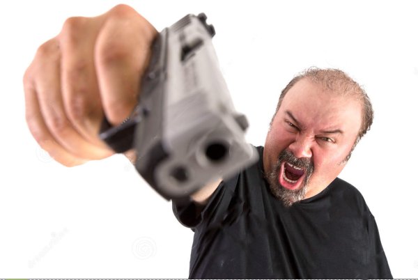 Пистолет целится в камеру
