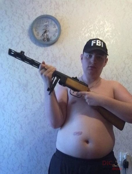 Жирный мужик с автоматом