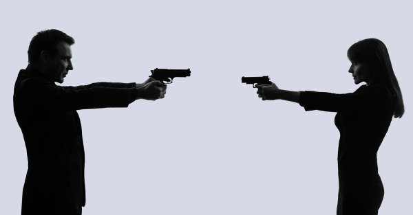 Мужчина и женщина с пистолетами
