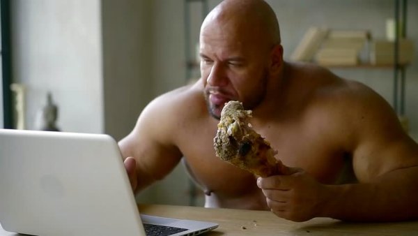 Мужик хавает чипсы