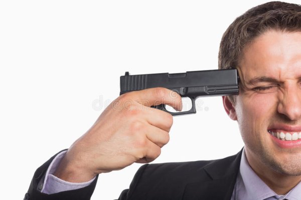 Рука с пистолетом у Виска