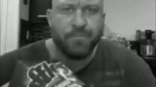 Лысый чувак ест чипсы