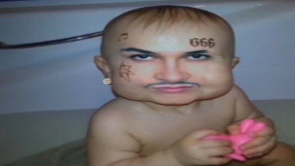 Ребёнок Могрен Штерн в ванне