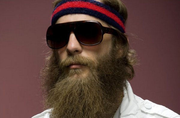 Бородатый мужик в очках