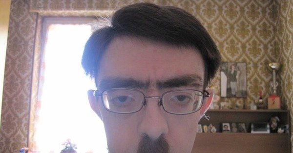 Очкарик с усиками