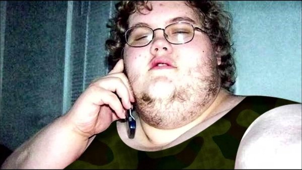 Некрасивый толстый парень