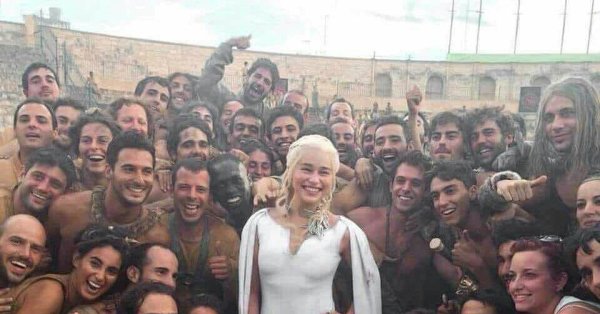 Толпа парней