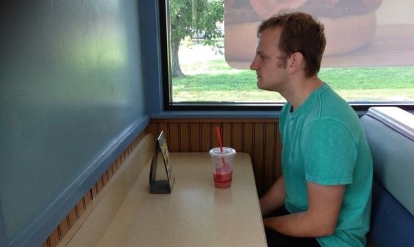 Сидит в одиночестве Мем