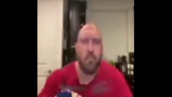 Лысый мужик с чипсами