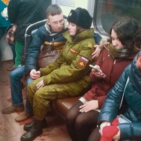 Девушка провожает парня в армию