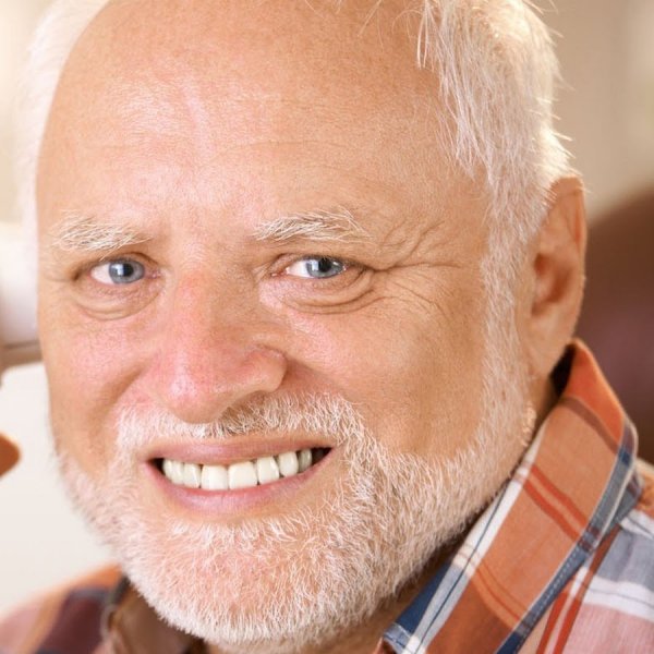 Улыбающийся дед Гарольд