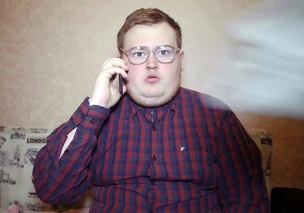 С толстым парнем в очках