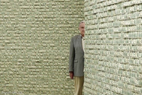 Стена из денег