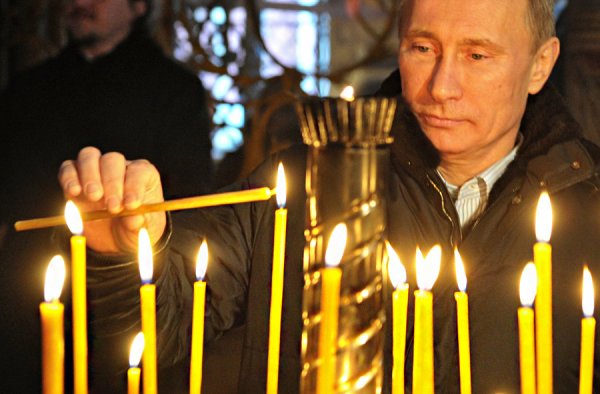 Путин со свечкой в храме