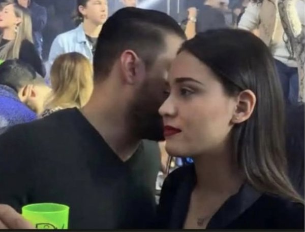 Мем парень объясняет девушке в клубе