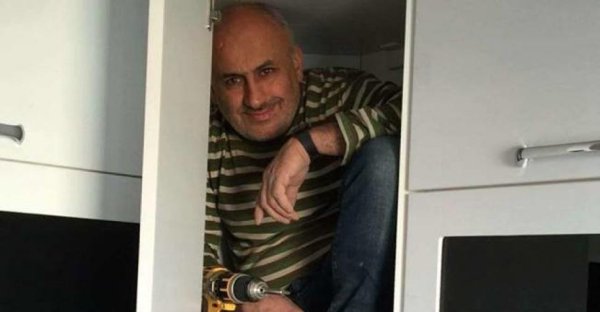 Чувак в кухонном шкафу