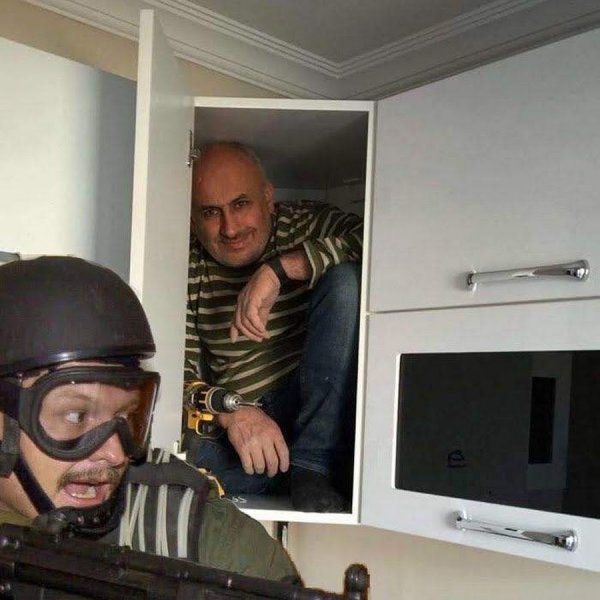 Спрятался в шкафу от спецназа