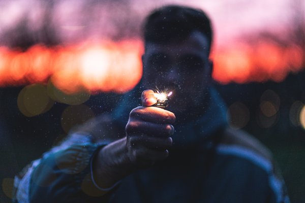 Чел с зажигалкой