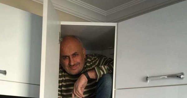 Мужик в шкафу на кухне