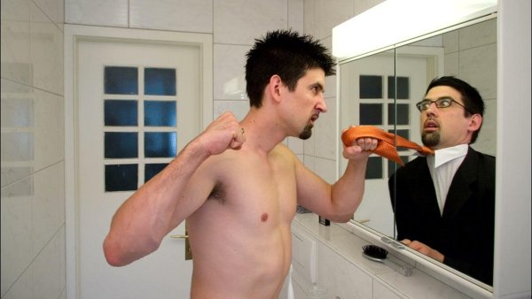 Мужик кричит в зеркало