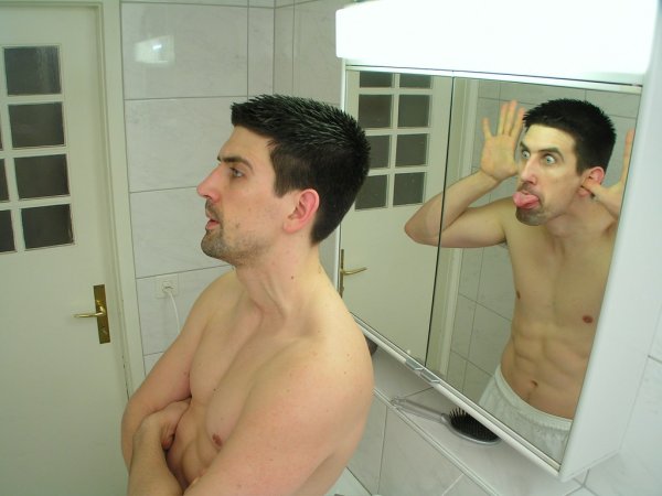 Парень в отражении зеркала