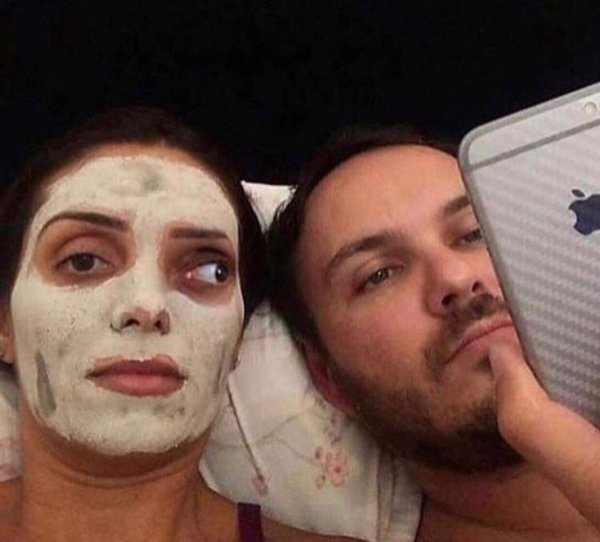 Одним глазом в телефон парня