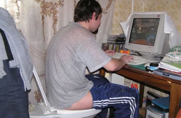 Смешно сидит за компом