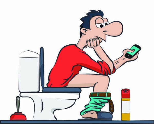 Человек сидит на унитазе с телефоном