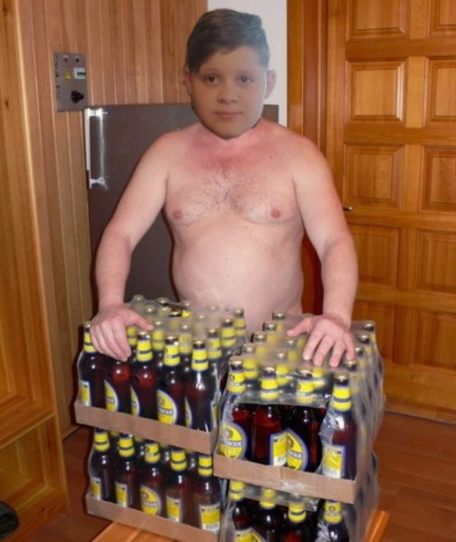 Мужчина несет ящик пива