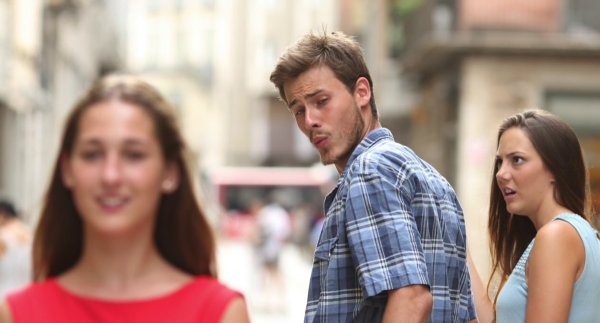 Мужчина оборачивается на девушку