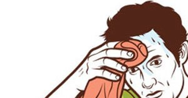 Вытирает пот с лица