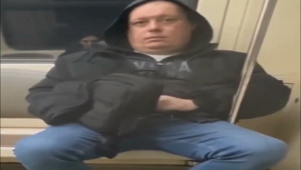 Чел в метро Мем