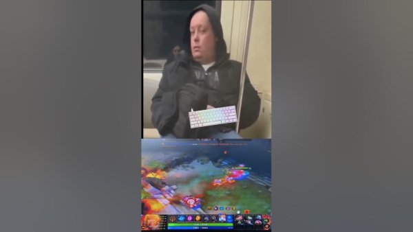 Чел в метро Мем