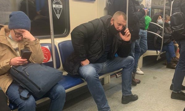 Мужчины в метро с широко расставленными ногами