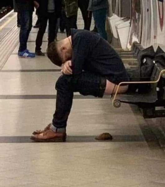 Плачущий парень в метро