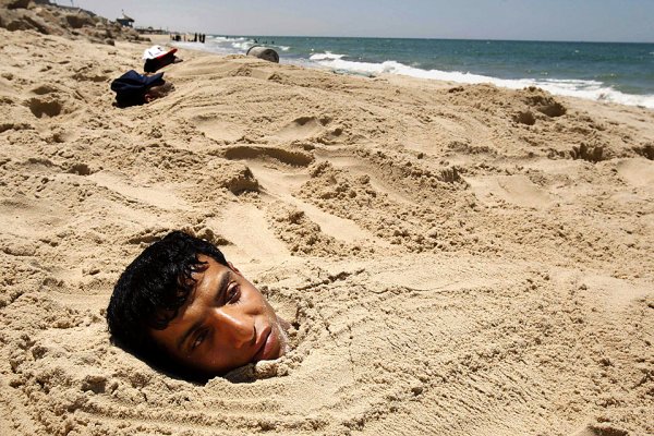 Человек в песке на пляже