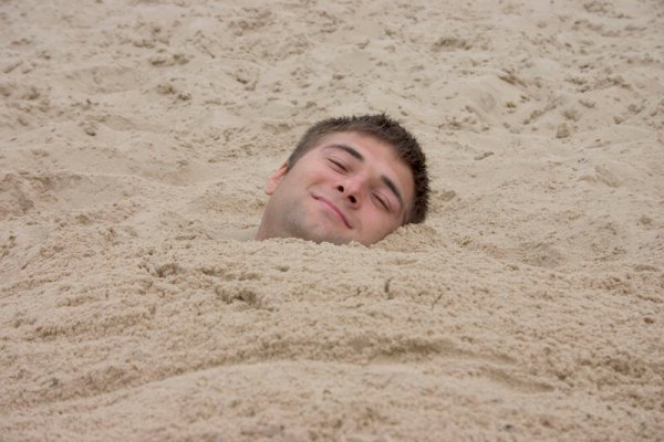 Парня закопали в песке