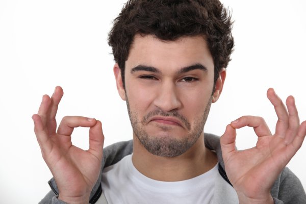 Парень показывает окей