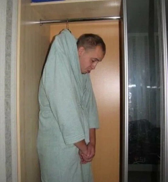 Сидит в шкафу