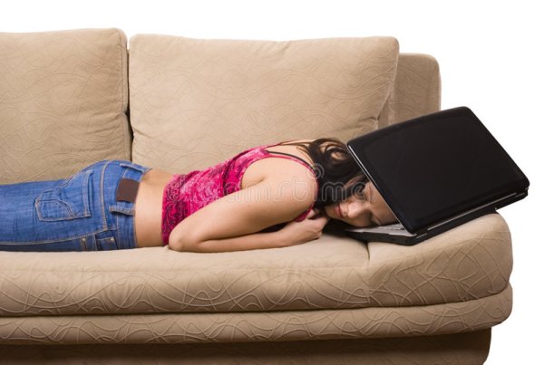 Девушка спит на диване