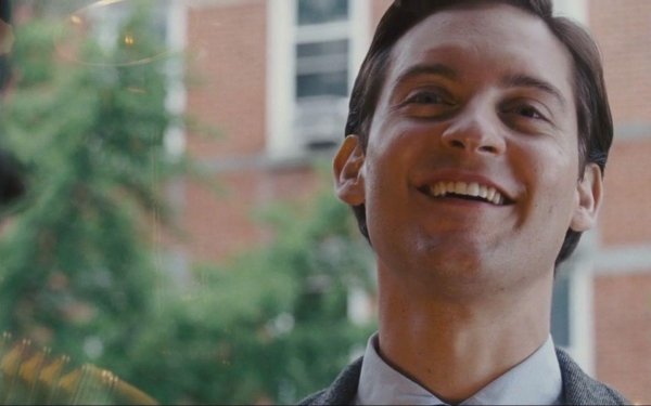 Тоби Магуайр 2002 смеется