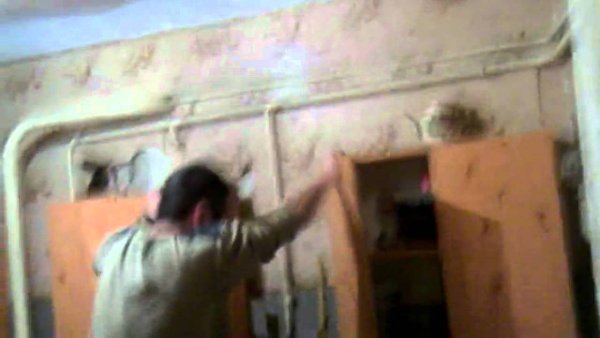 Парень падает со шкафа