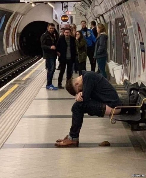 Парень обосрался в метро