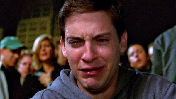 Человек паук улыбается